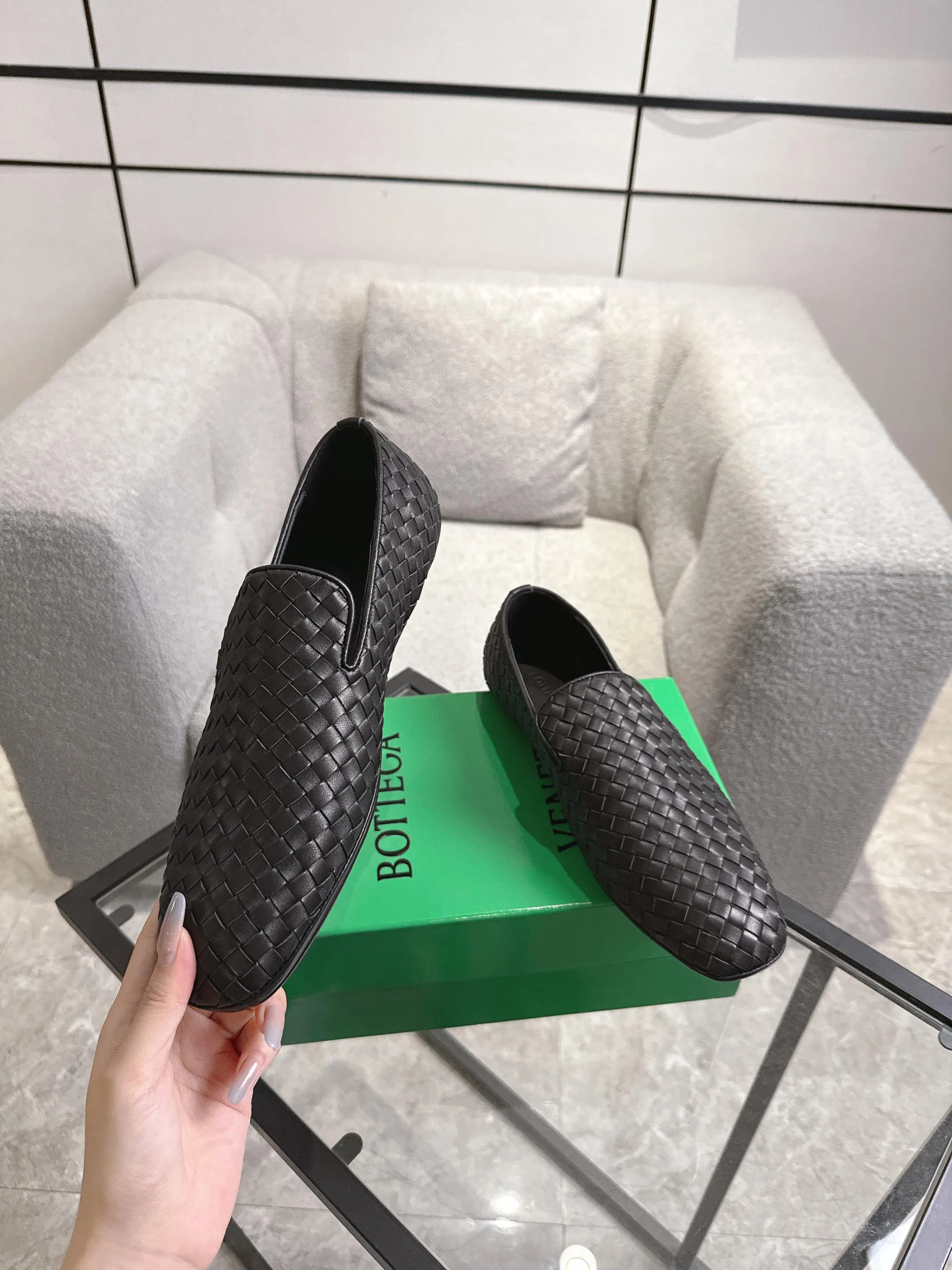 [BV] Top P: 760💰Size for couples: 35-44 (40.41 for women, 38 for men, 45.46.47, custom-made, non-returnable) Bottega Veneta 2025 autumn counter synchronized genuine leather outsole classic woven beanie shoes for couples, Bottega Veneta square-toe flat shoes, imported mixed sheepskin, imported sheep! Leather outsole! [Rose][Rose]! Purely hand-woven and operated, the original board is reproduced one-to-one! quality assurance!